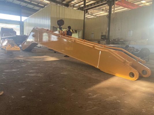 Satılık 320D için kazma makinesi 16 metre 18 metre uzunlukta.